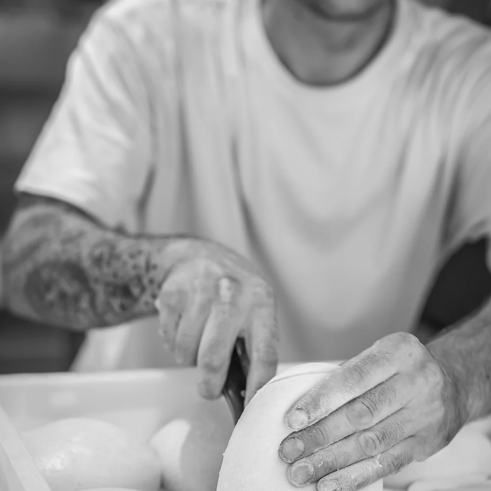Trabajando la masa a mano, en blanco y negro
