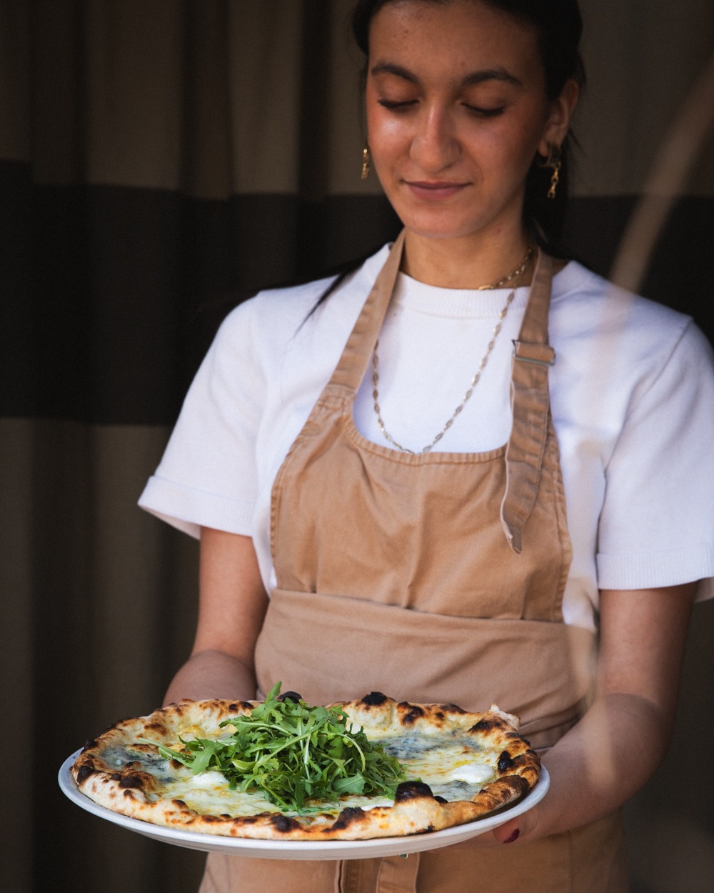 Camarera con pizza