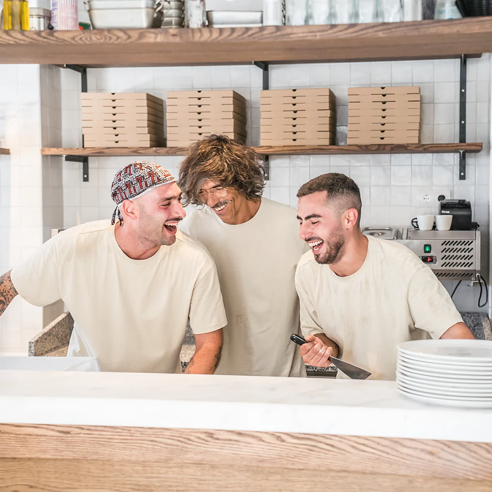 El equipo de Pazzi riendo detrás de la barra