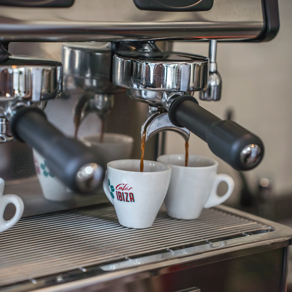Café espresso recién servido en la barra