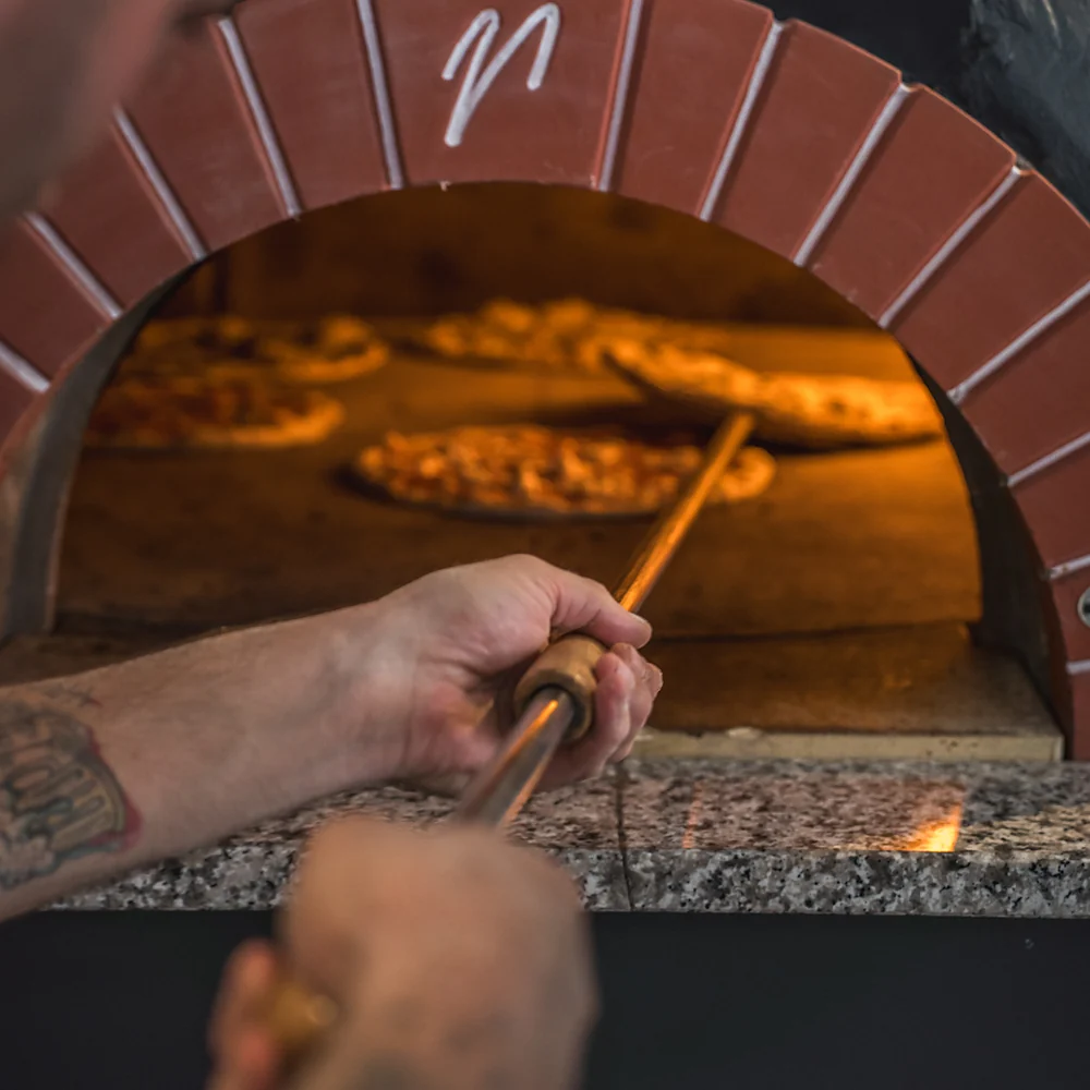Pizzas dentro del horno de leña de Pazzi