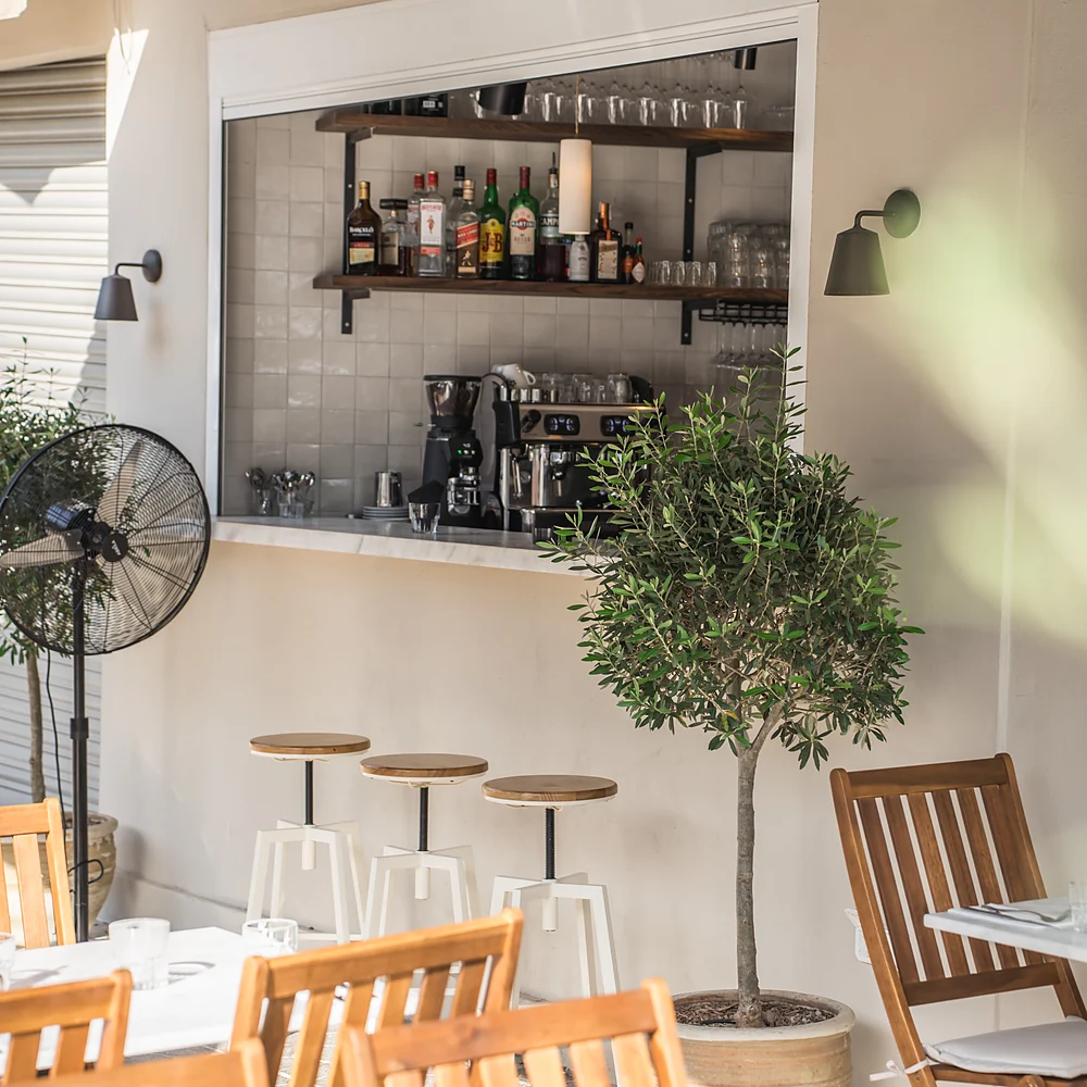 Interior de Pazzi con la barra y un olivo