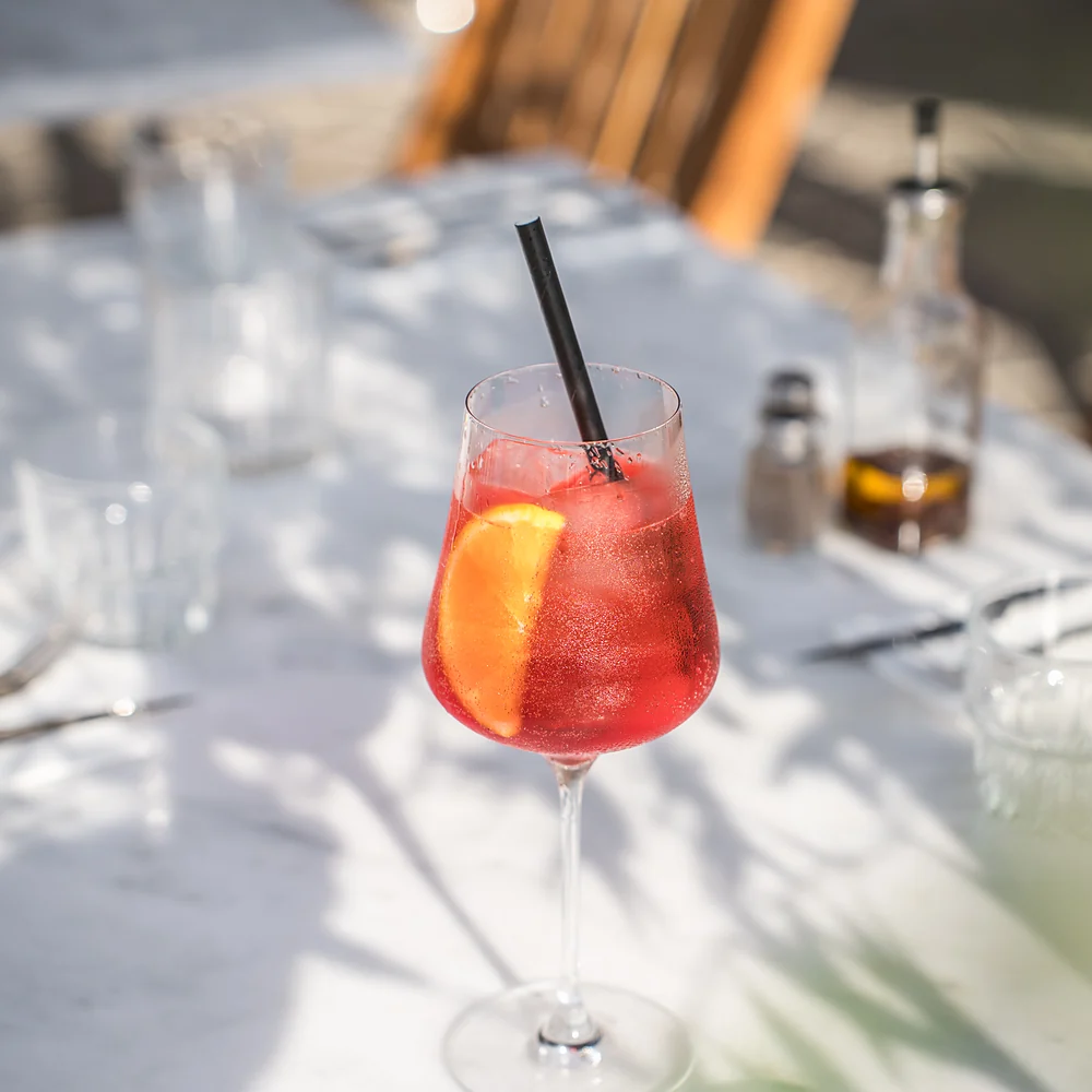 Copa de spritz en una de nuestras mesas exteriores