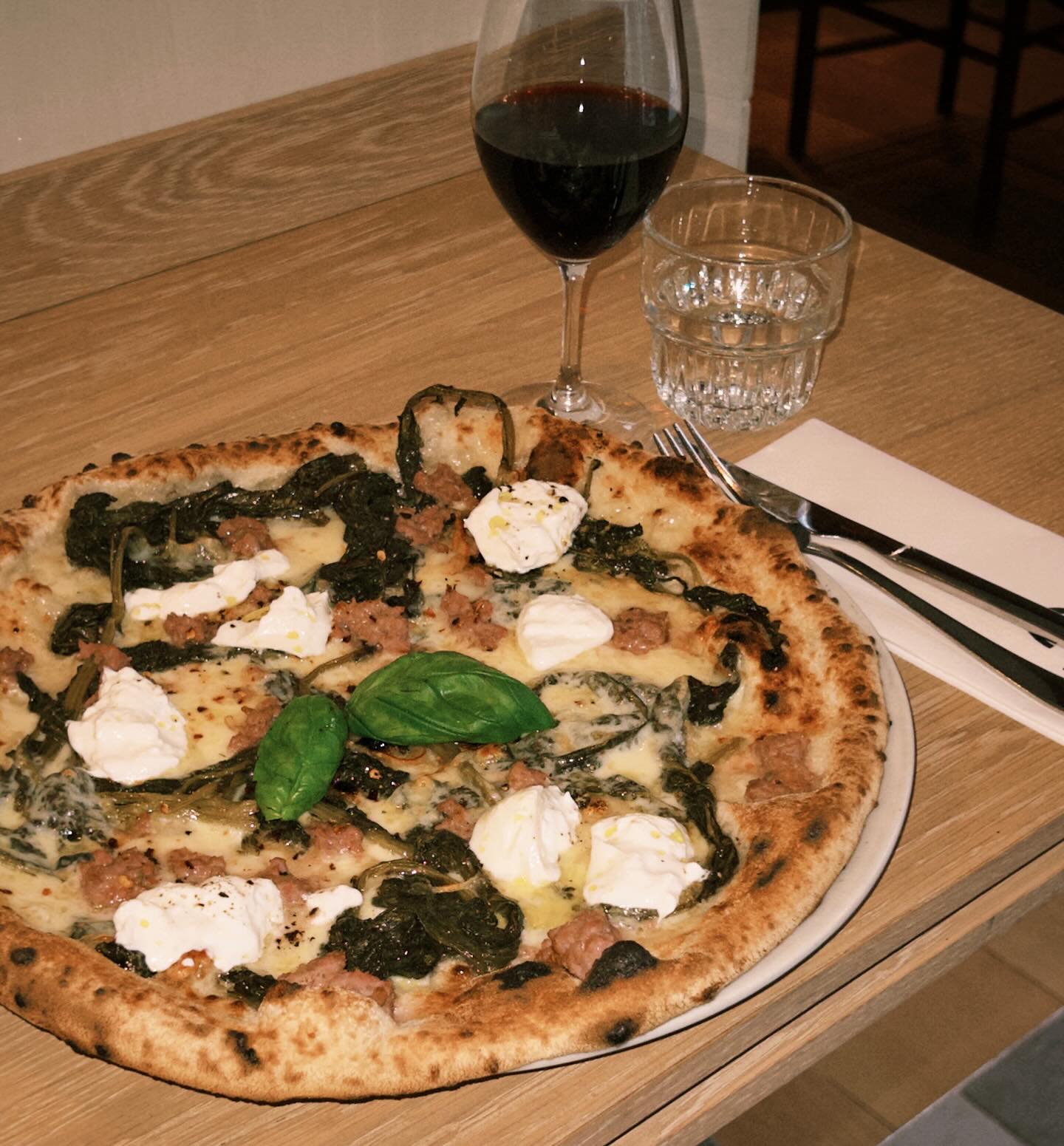 Pizza con vino tinto